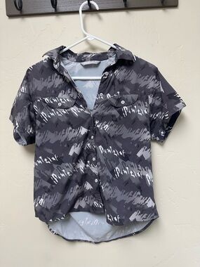 Women’s Stio shifter Short-Sleeve Button-Up Shirt in Gray Mountain Camo